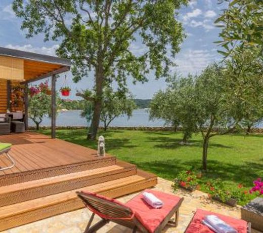 Beach house IVE with jacuzzi, pool, playground and bbq in an olive grove with a beach, Pomer - Istria