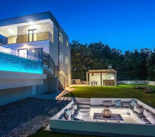 Villa Zora -luxurious villa with heated pool, sauna, 4 bedrooms, 10 persons max