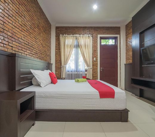 RedDoorz Plus near Cambridge City Square 2