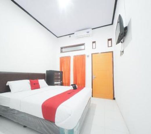 RedDoorz Syariah near Mall Roxy Banyuwangi 2