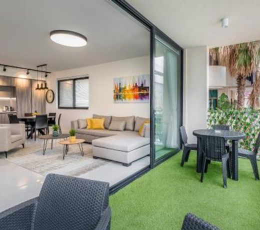 Spacious & Design 2BDR W/ balcony and parking