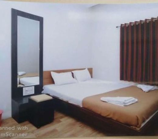 Rajhuns Deluxe Lodging