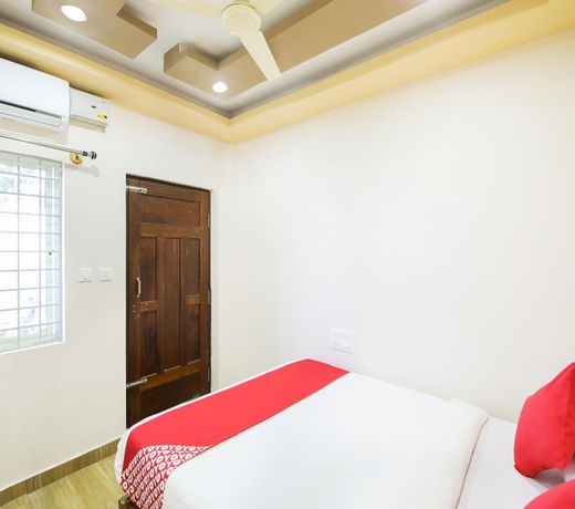 OYO 24279 C Seasons Inn