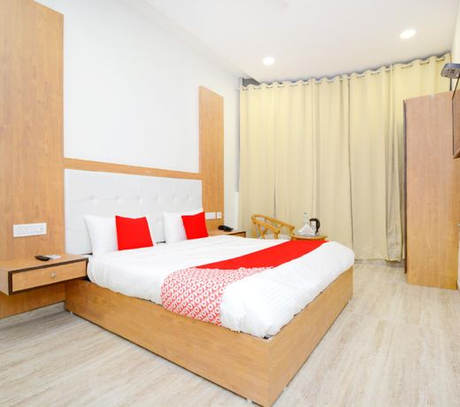 OYO 39569 Hotel Lazeeno