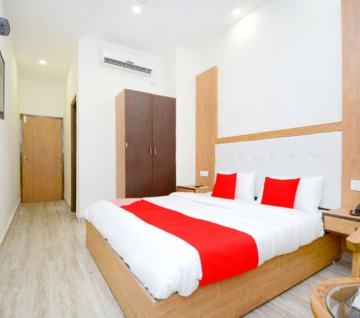 OYO 39569 Hotel Lazeeno