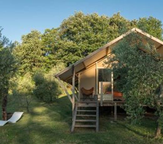 Glamping in Toscana, luxury tents in agriturismo biologico