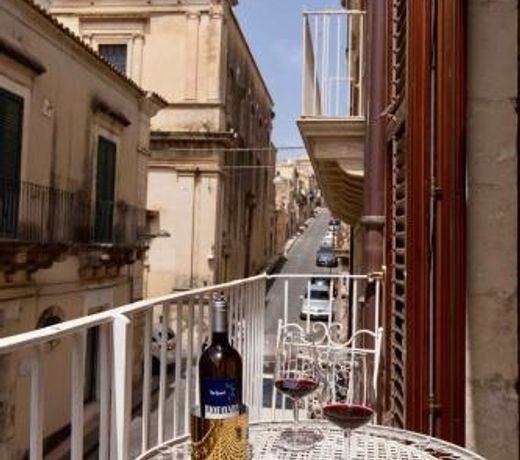 Macramè in centro storico a Noto