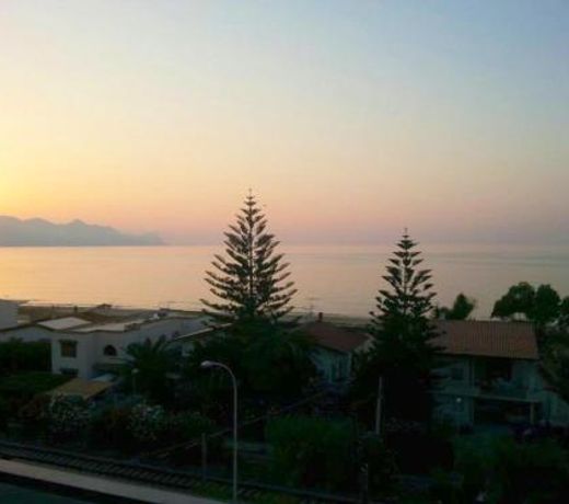 3 bedrooms appartement at Alcamo 100 m away from the beach with sea view enclosed garden and wifi