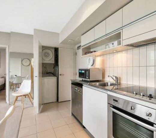 Two Bedroom Apartment - Pool, Gym & Free Parking!