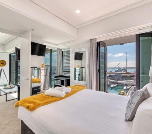 CHIC WATERFRONT LUXURY - The Best Location!