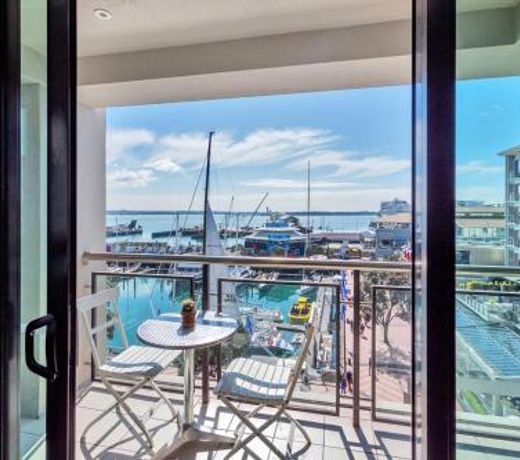 CHIC WATERFRONT LUXURY - The Best Location!