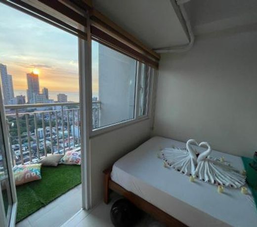 Affordable Classy 1BR Condo w/ Balcony