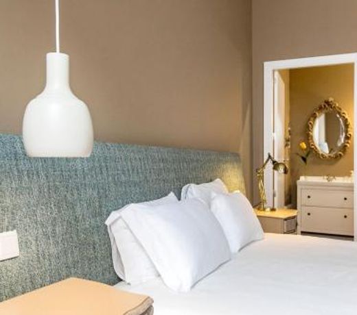 Guesthouse Bonjardim Suites by LovelyStay
