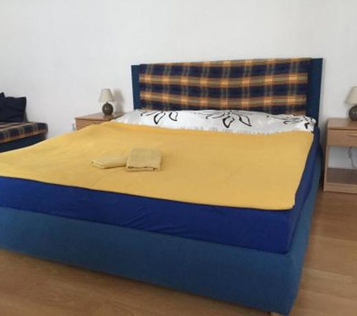 BIG Apartment for 6 people near Cathedral