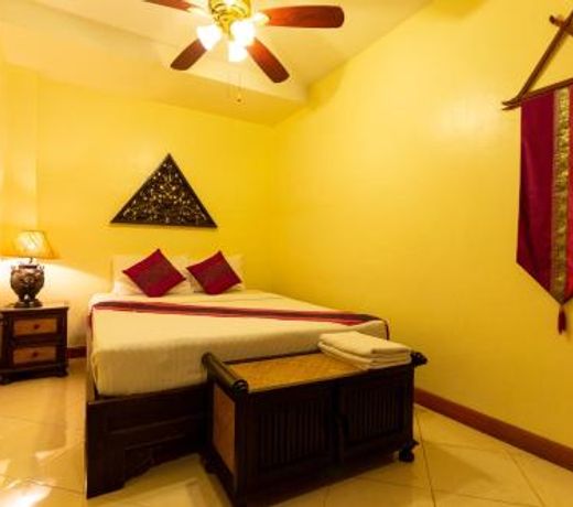 Chang Charlie Inn, Boutique