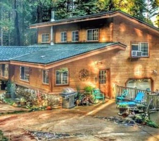 A Lovely Cabin House at Way Woods Retreat with Outdoor Hot Tub!