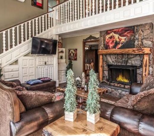 Tis Holiday Haus, 3 Bedrooms, Sleeps 11, Hot Tub, Fireplace, Foosball