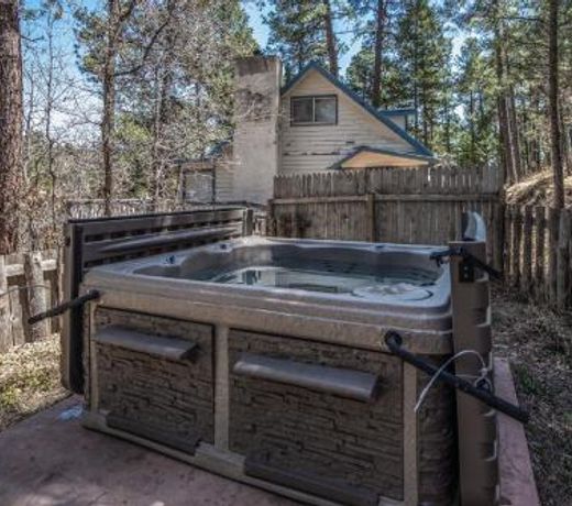 Tis Holiday Haus, 3 Bedrooms, Sleeps 11, Hot Tub, Fireplace, Foosball