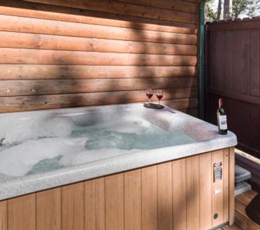 Cowboy Cabin, 2 Bedrooms, Sleeps 6, Hot Tub, Grill, Wood Stove