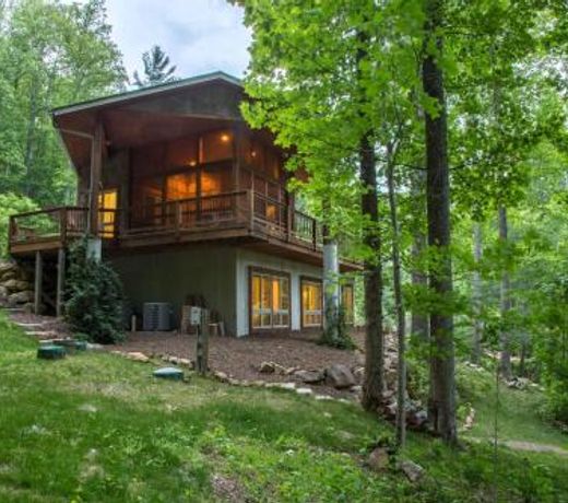 5 Bed 4 Bath Vacation home in Tuckasegee