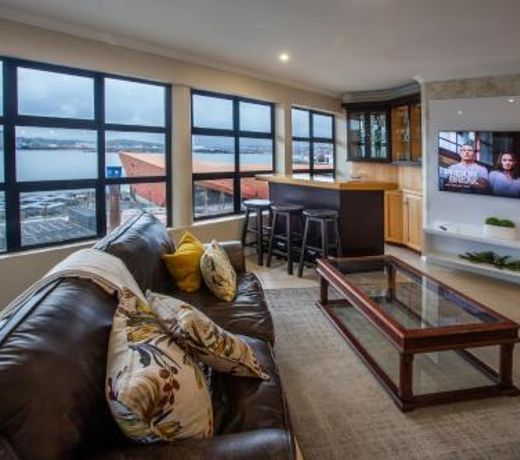 uSHAKA WATERFRONT - PEACEFUL PLENTIFUL PENTHOUSE