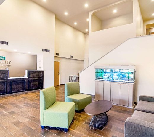 Quality Inn & Suites Near Tanger Outlet Mall