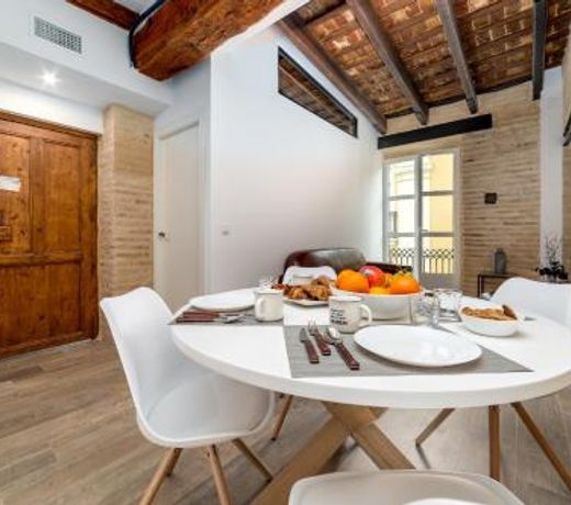 FLORIT FLATS - CATHEDRAL LUXURY TERRACE FLAT 2BR 2BA AC Wifi