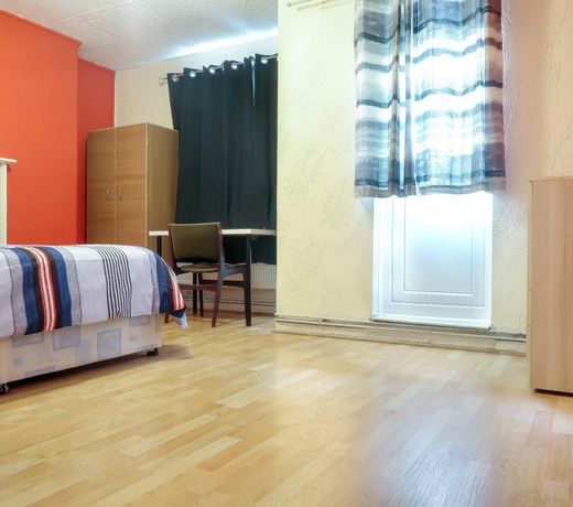 MAYDWELL HOUSE - DELUXE GUEST ROOM