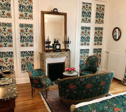 LA MAISON LEONARD