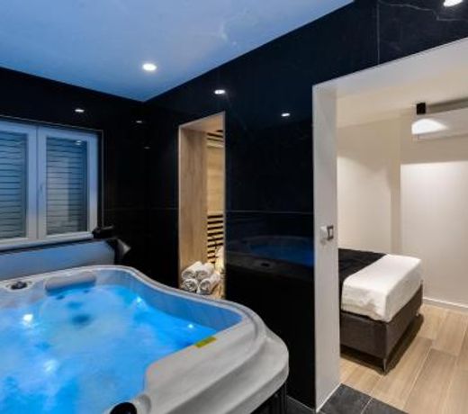 Downtown Marcius Luxury Apartment with Jacuzzi & Sauna