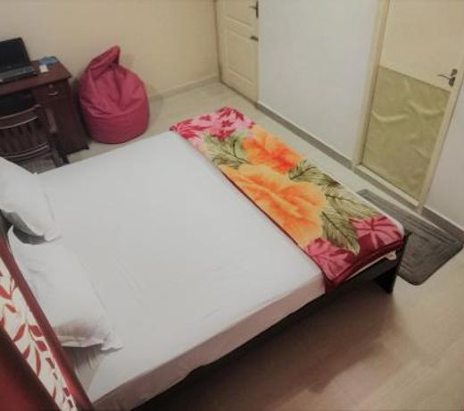 Near Airport/Break Fast/Wifi/Self cooking/AC