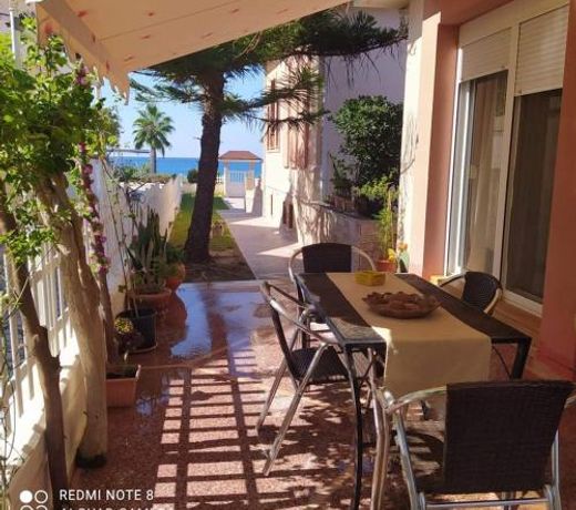 Villa in front of the sea