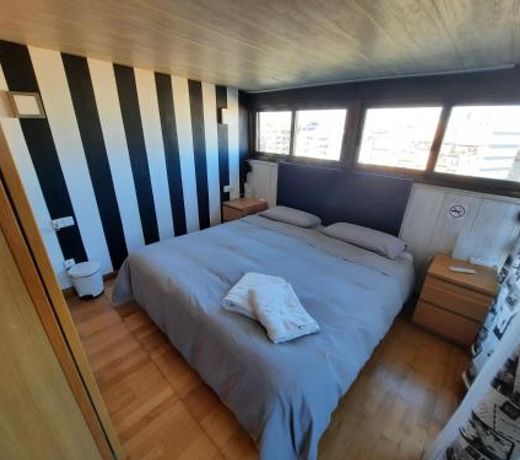 Habitación ático muy luminosa con baño y terraza