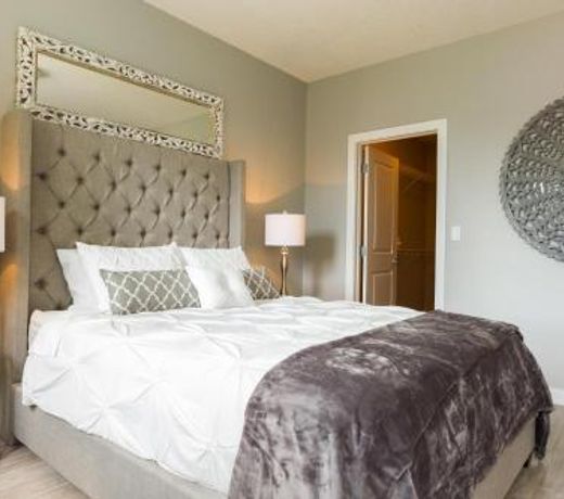 EXECUTIVE YEG Home I Walk to World of Science I w free parking & WiFi!