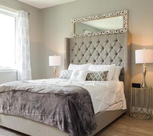 EXECUTIVE YEG Home I Walk to World of Science I w free parking & WiFi!