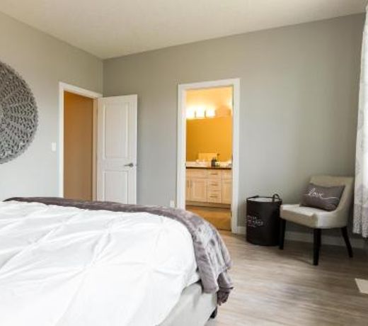 EXECUTIVE YEG Home I Walk to World of Science I w free parking & WiFi!