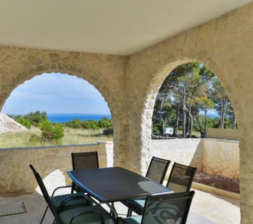 Crowonder Villa Smile with Swimming Pool and Stone Backyard