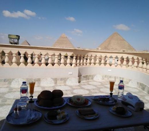 Queen Pyramids View Inn
