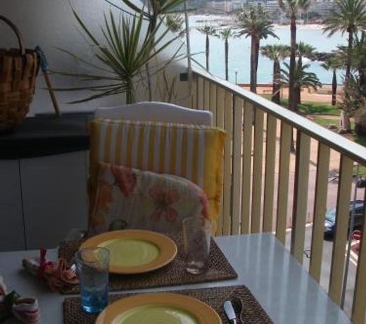 STUDIO STANDING BORD DE MER ET VUE