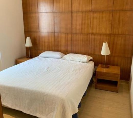Residencial com serviços 45 metros decorado com sala, suíte e cozinha na quadra da praia de Copacabana
