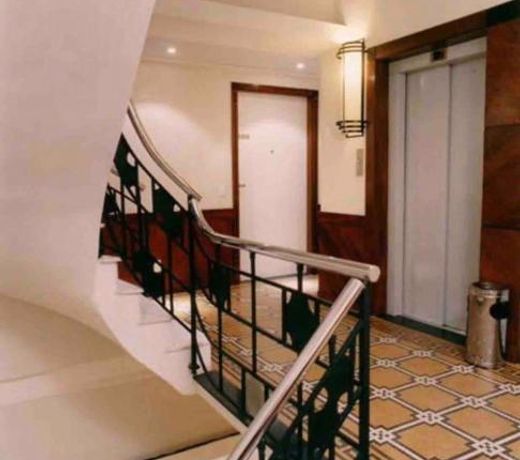 Residencial com serviços 45 metros decorado com sala, suíte e cozinha na quadra da praia de Copacabana