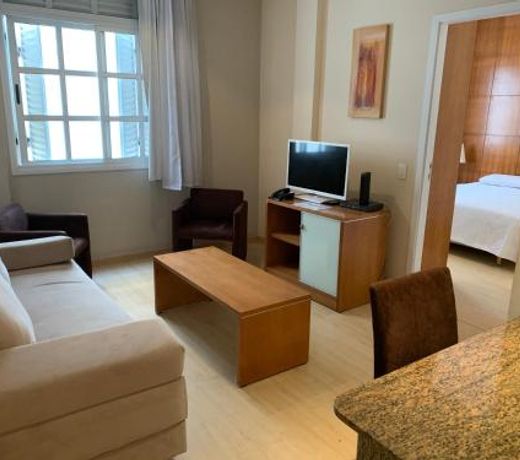 Residencial com serviços 45 metros decorado com sala, suíte e cozinha na quadra da praia de Copacabana