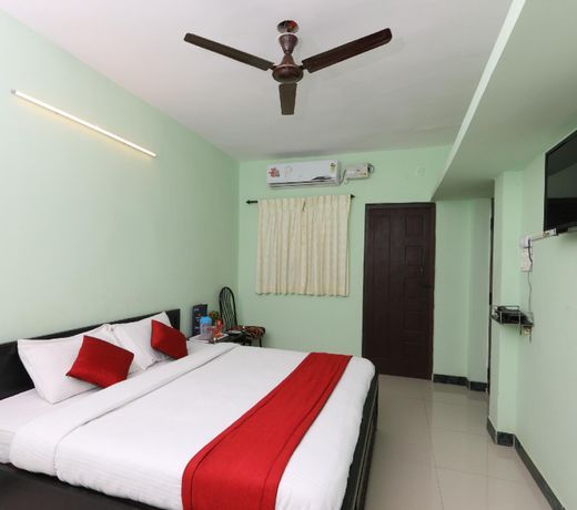 OYO 39296 Ss Luxury Apartment