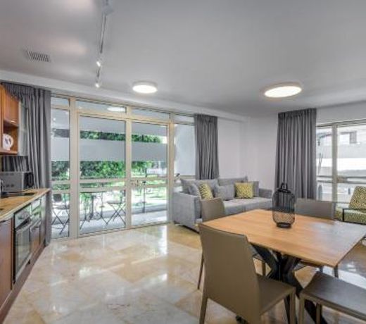 DIZENGOFF SQUARE superb 1 bedroom with balcony