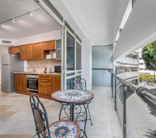 DIZENGOFF SQUARE superb 1 bedroom with balcony