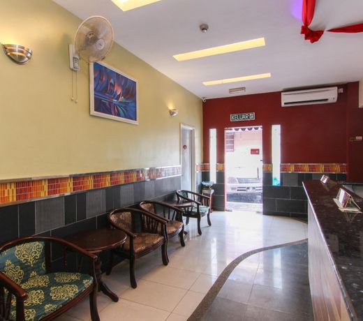 OYO 43930 Hotel Esplanade