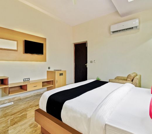 Capital O 40694 Dolsee Hotel