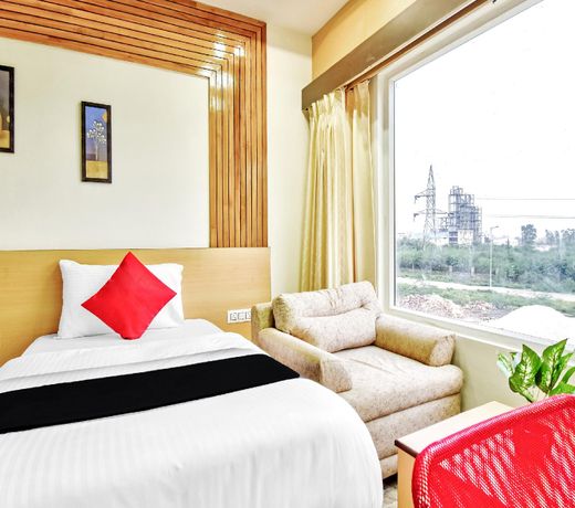 Capital O 40694 Dolsee Hotel