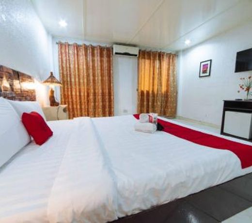 RedDoorz Premium @ Clarkview Angeles City