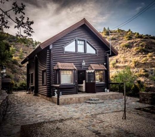 *2 bdr log house /mountains/Queen bed/fireplace